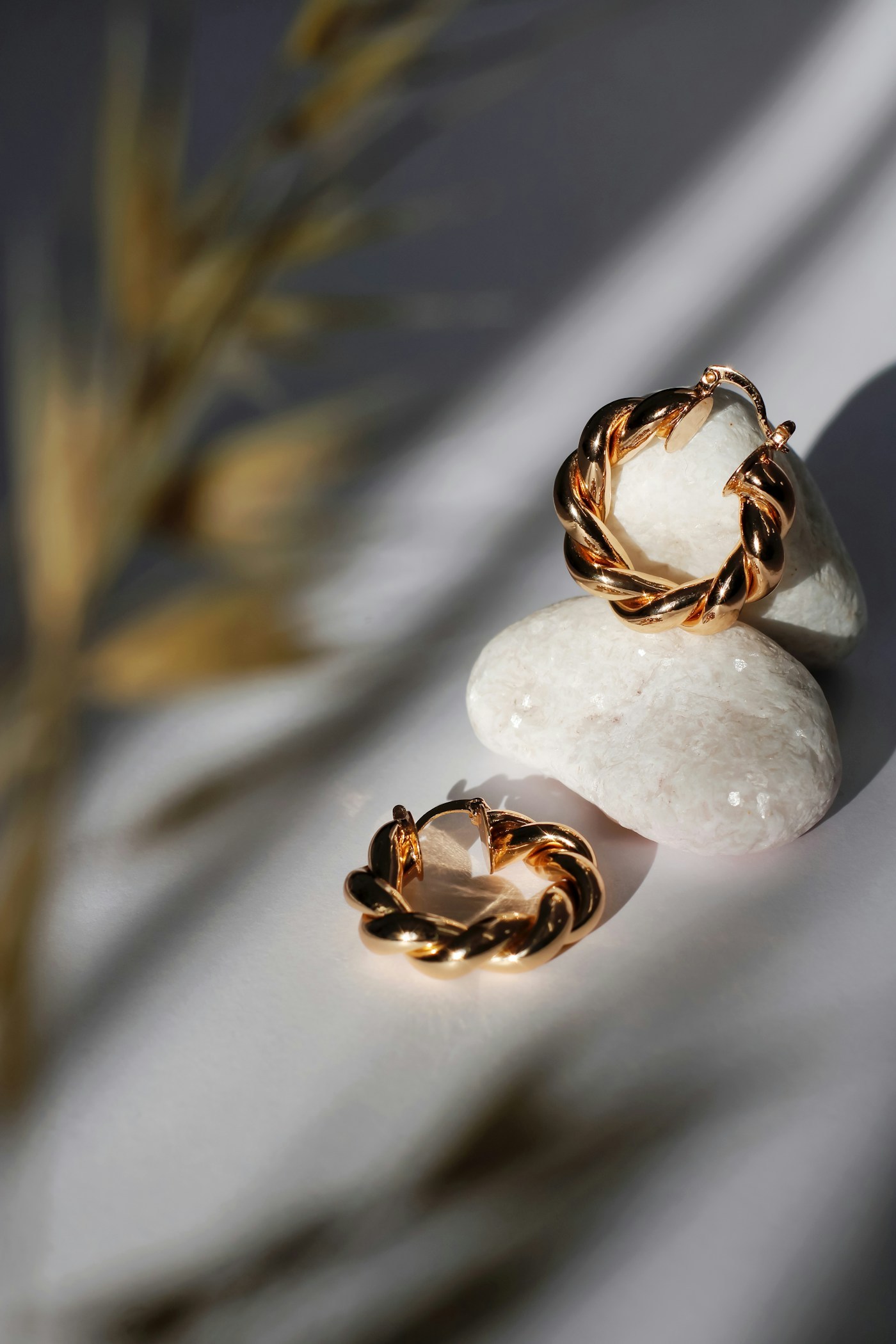 Pointed-back glass rhinestones