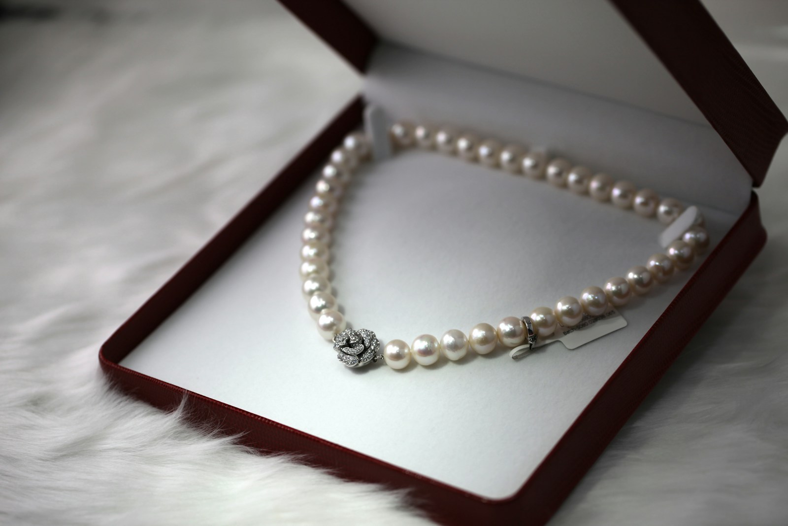 Fashion jewelry decorated with pointed-back fancy stones