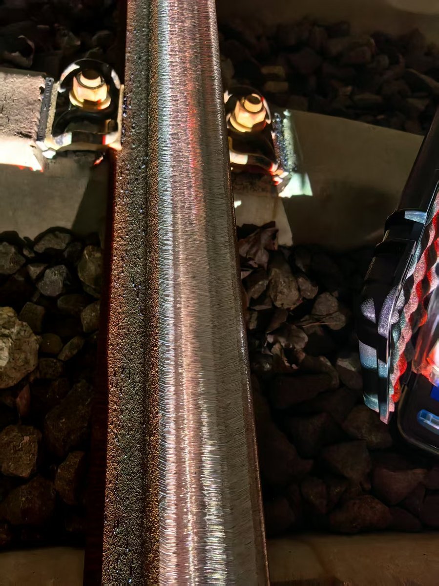 Comparison: burned rail vs non-burned rail after grinding
