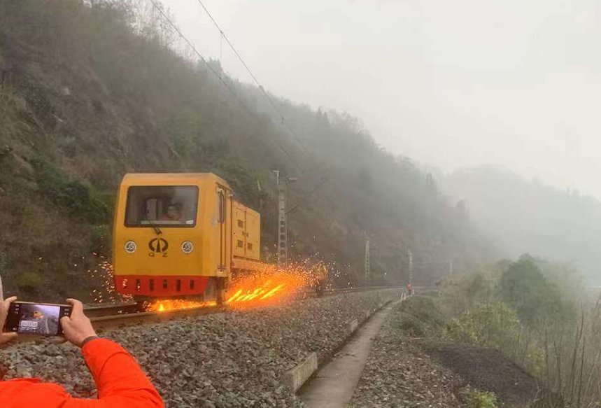 12-head rail grinding vehicle removing corrugation in a maintenance window