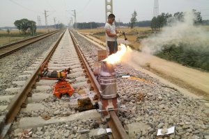 Soudage aluminothermique des joints de rails : pourquoi le meulage représente la moitié du travail