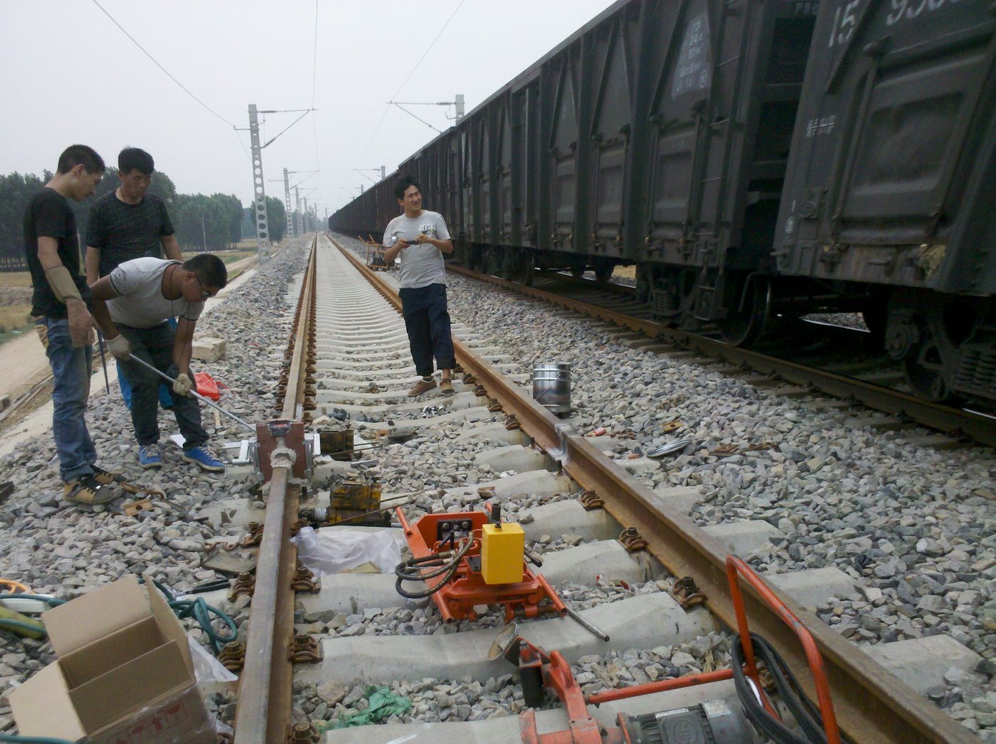 thermite welding rail joint: crucible and mould set up on track