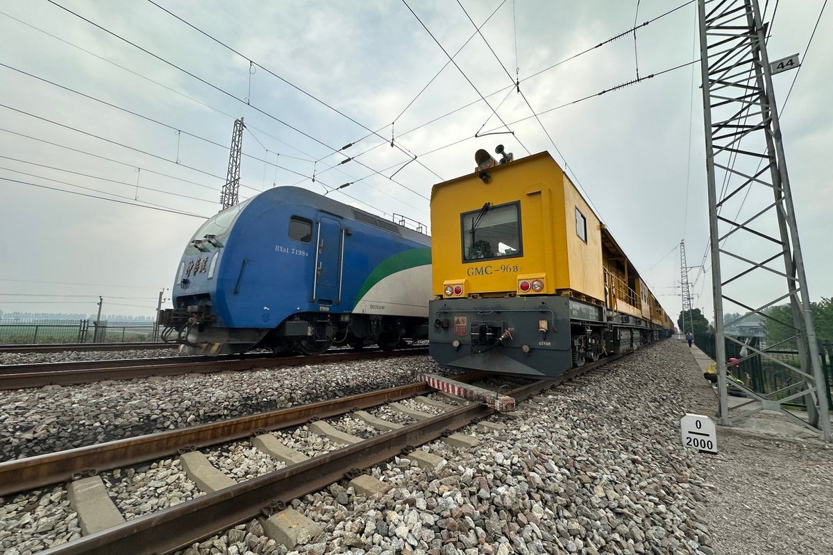 Heavy haul mineral railway track and rolling stock