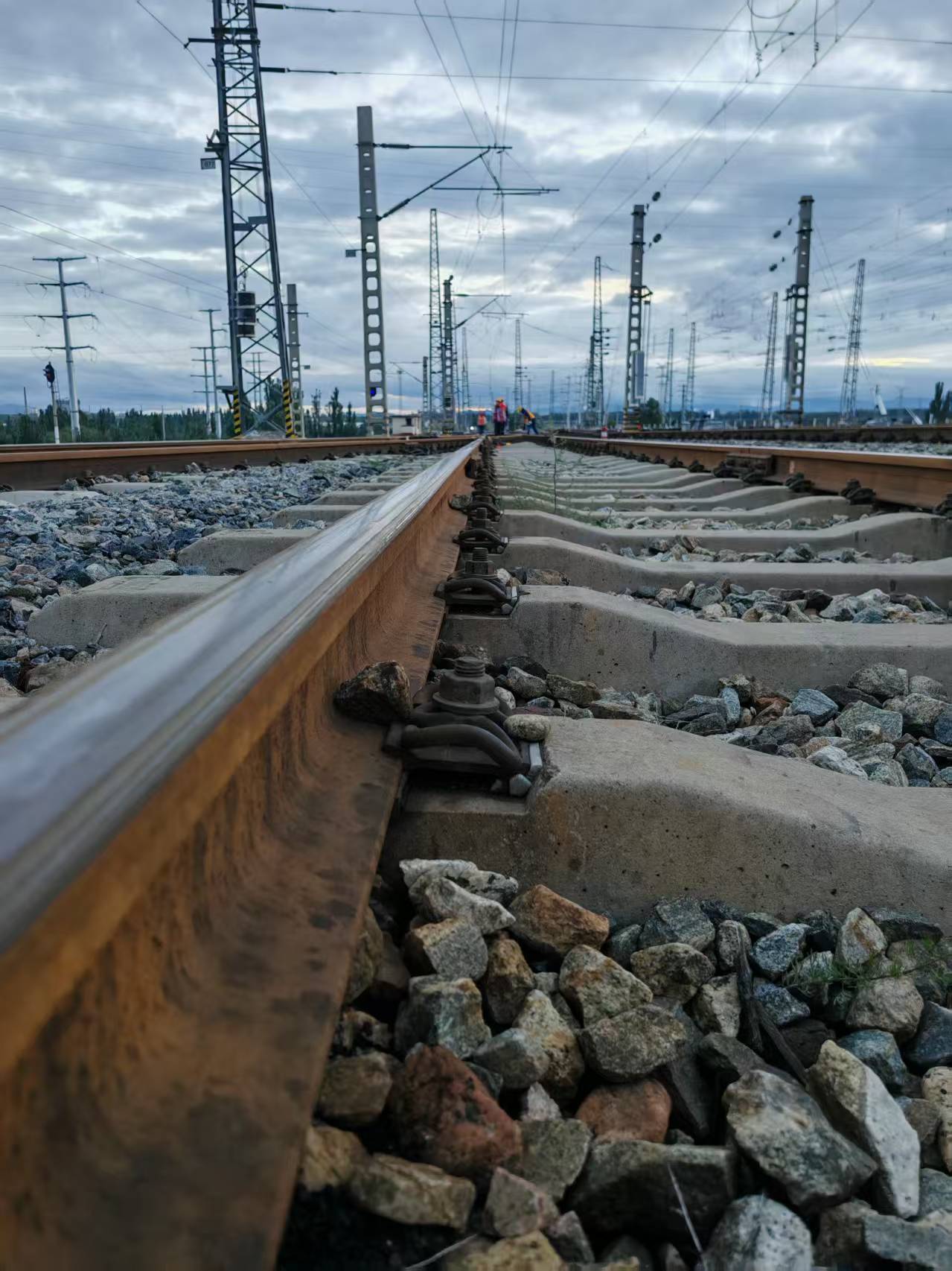 rail fastenings securing the rail to the sleeper