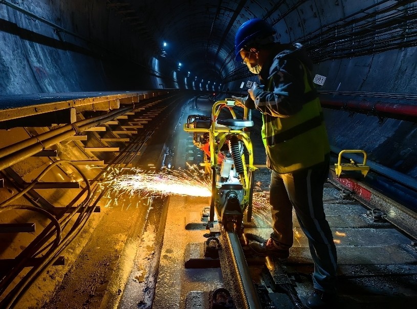 rail grinding on curves and turnouts in an urban transit network