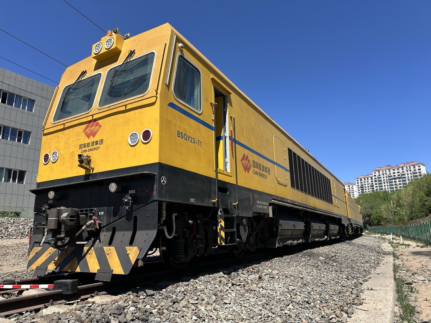 rail grinder machine working on a railway track