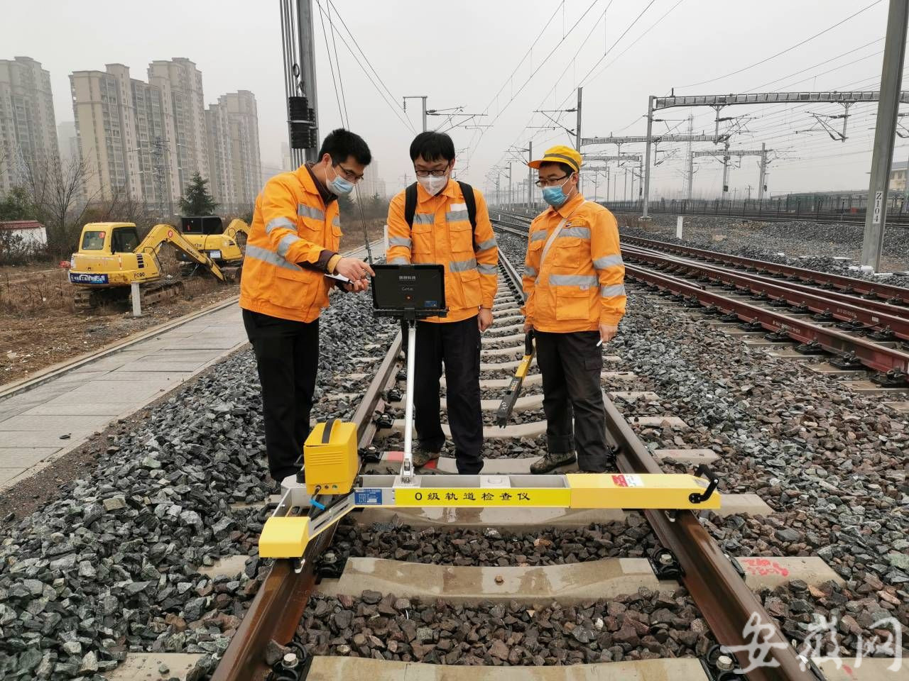 rail gauge measurement on a railway track