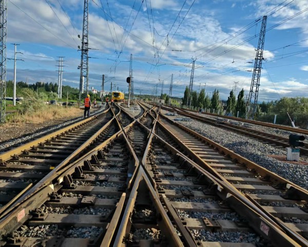 Railroad Diamond Crossing: Structure, Wear and Grinding Maintenance