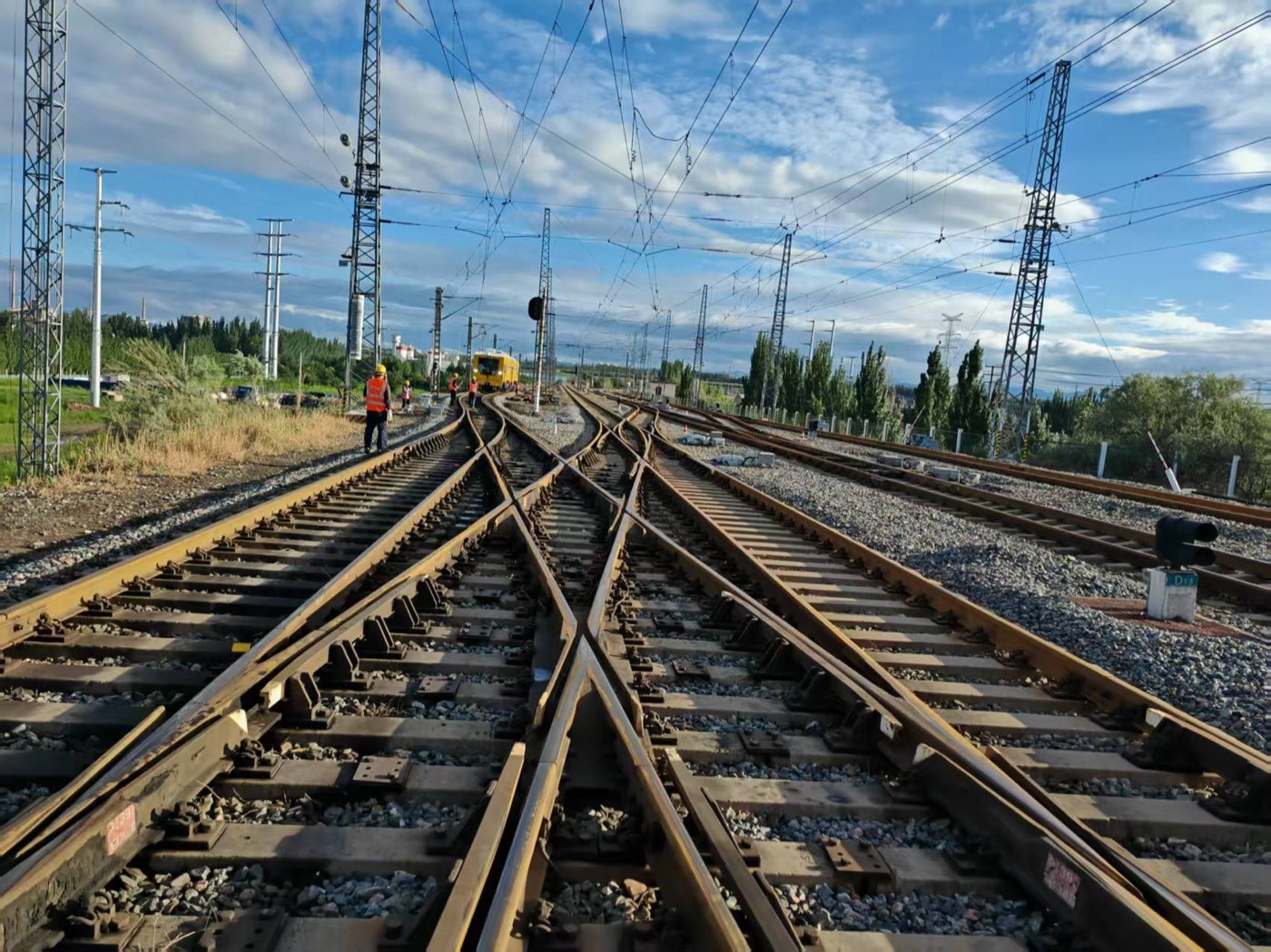 Railroad Diamond Crossing: Structure, Wear and Grinding Maintenance