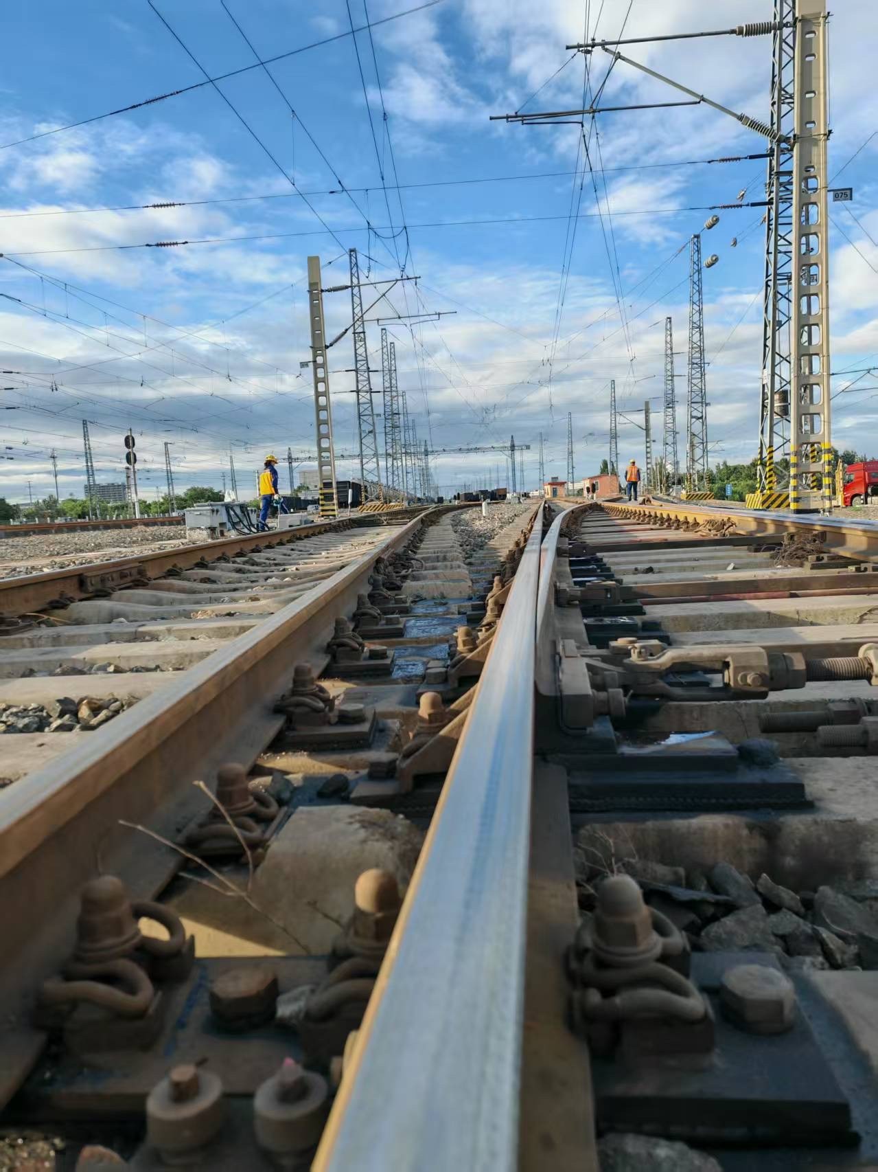 movable point diamond crossing with gap fillers on a railway