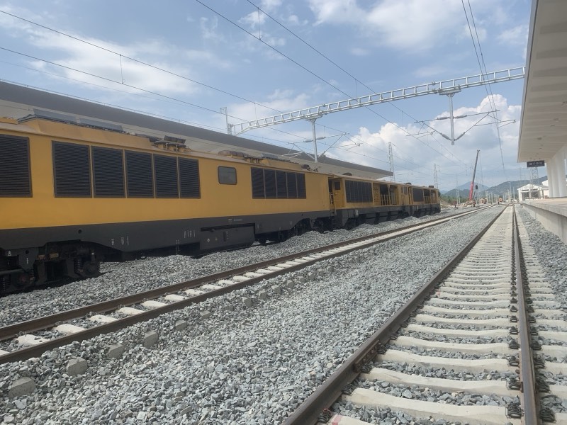 heavy haul railway track showing rail spacing and ballast shoulder