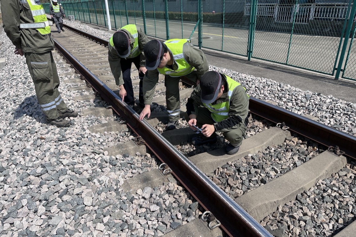 rail grinding machine on track where the interval is set by accumulated gross tonnage