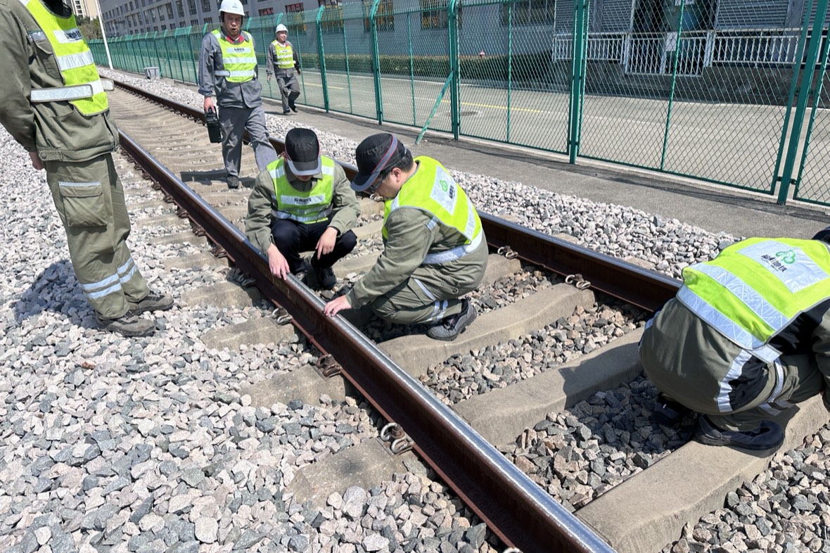 rail grinding plant on track during a planned maintenance campaign