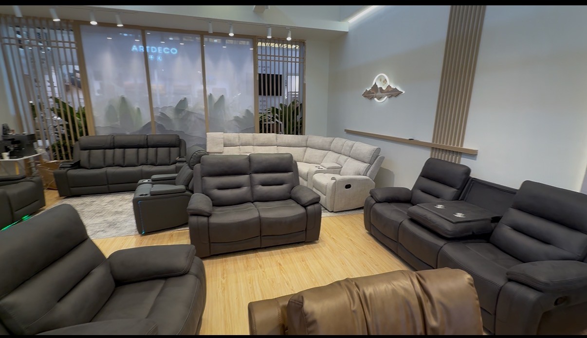 8539 two-seat top-grain leather recliner with centre console