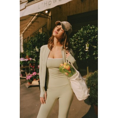 Custom OEM & ODM Long Sleeve and Thumb Strap Yoga Jacket Soft Fabric Yoga Top for Women