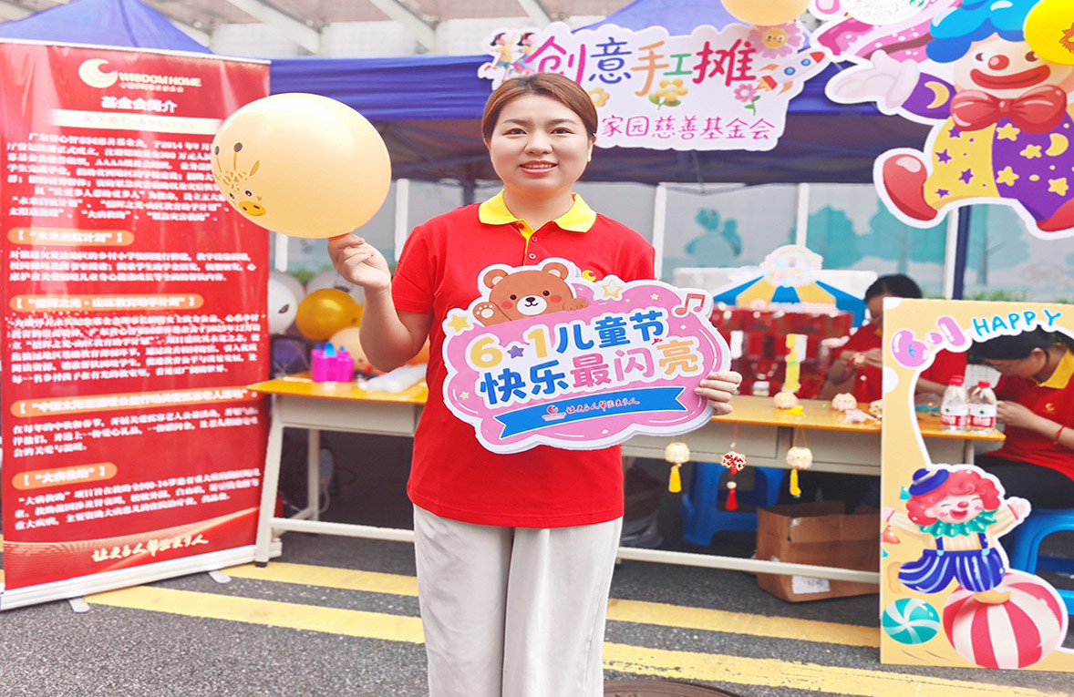 Bloomto founder Amy and volunteers preparing Children's Day activities at Zhujiang Hospital