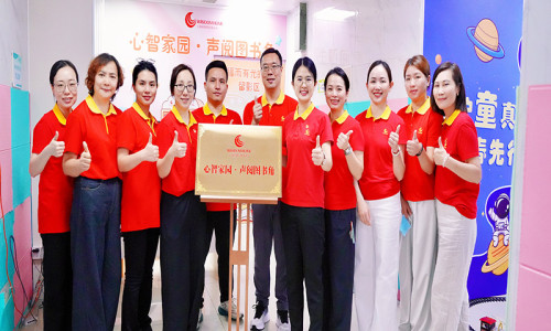 Amy, fundadora de Bloomto, se une al programa de voluntariado del Día del Niño en el Hospital Zhujiang.