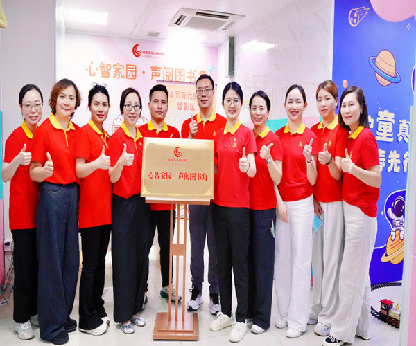 Amy, fundadora de Bloomto, se une al programa de voluntariado del Día del Niño en el Hospital Zhujiang.