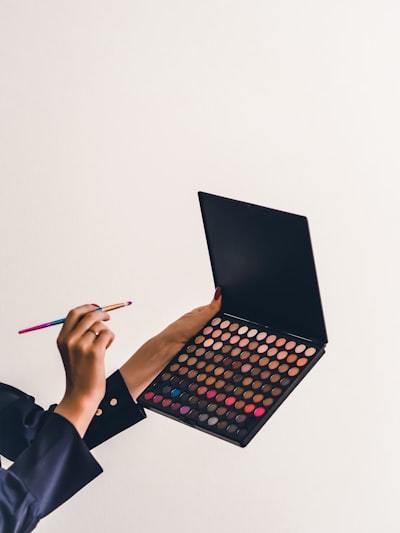 What packaging and branding services does Bloomto offer?
