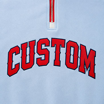Detalle de las letras personalizadas en el pecho con color rojo y borde oscuro