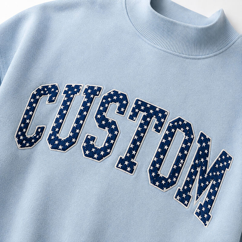 Detalle del logotipo frontal de la sudadera para mujer personalizada