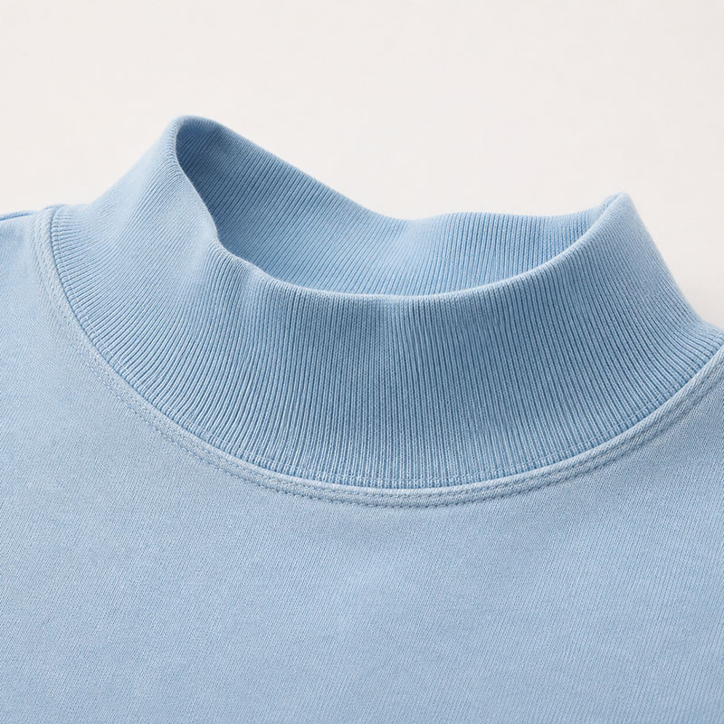 Detalle del cuello de manga corta con ribete de la sudadera para mujer personalizada