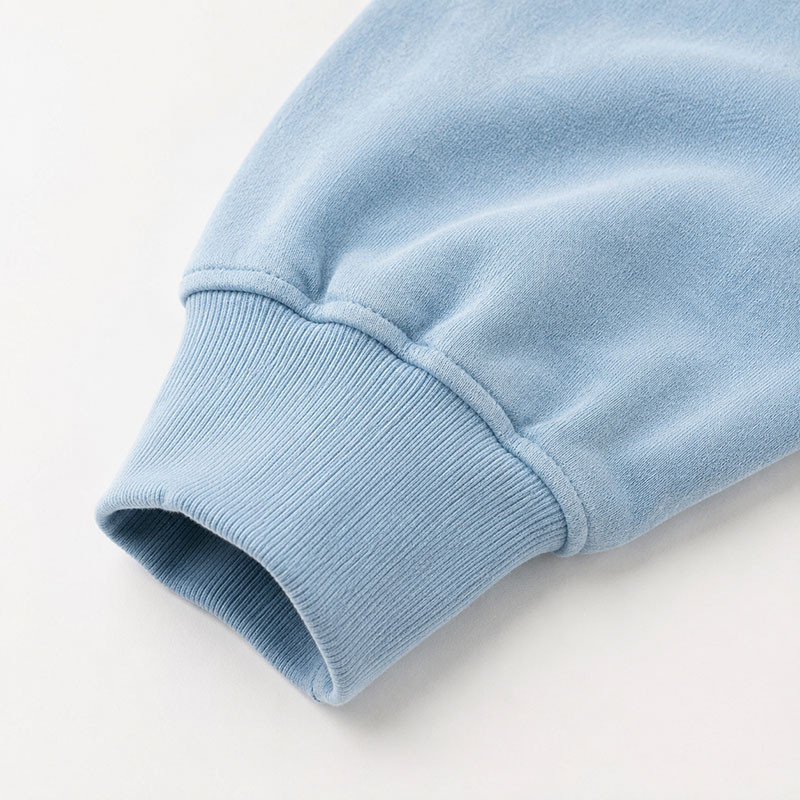 Detalle de los puños y dobladillo con ribete de la sudadera para mujer personalizada