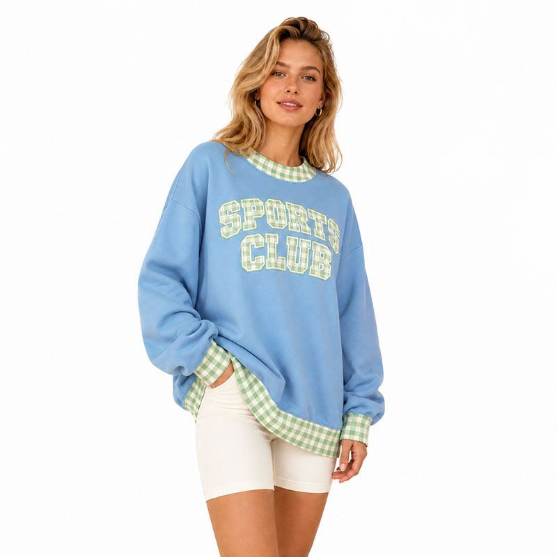 Sudadera Azul Claro Personalizada - Vista Frontal del Modelo