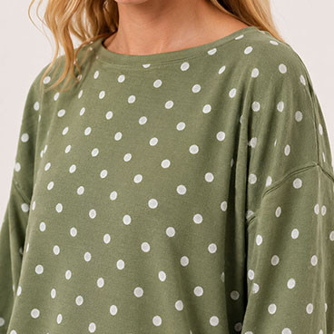 Detalle de la tela del pecho y el patrón de puntos en una sudadera de polka personalizada
