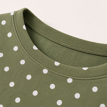 Detalle del cuello de la camiseta y el costura de una prenda de polka personalizada
