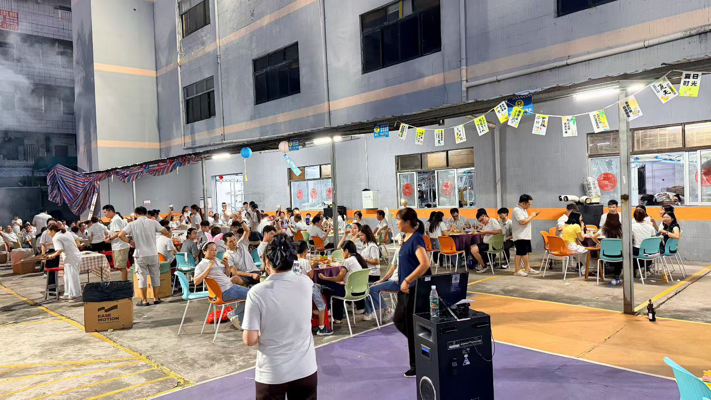 Bloomto presenting education support funds to employees' children as they prepare for a new stage of study.
