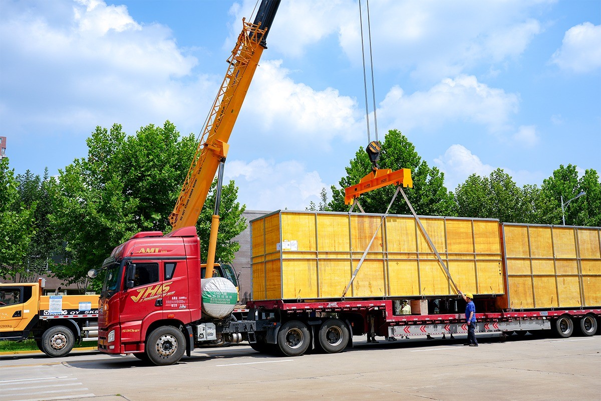 Air conditioning units and roof air conditioning units were successively loaded onto vehicles