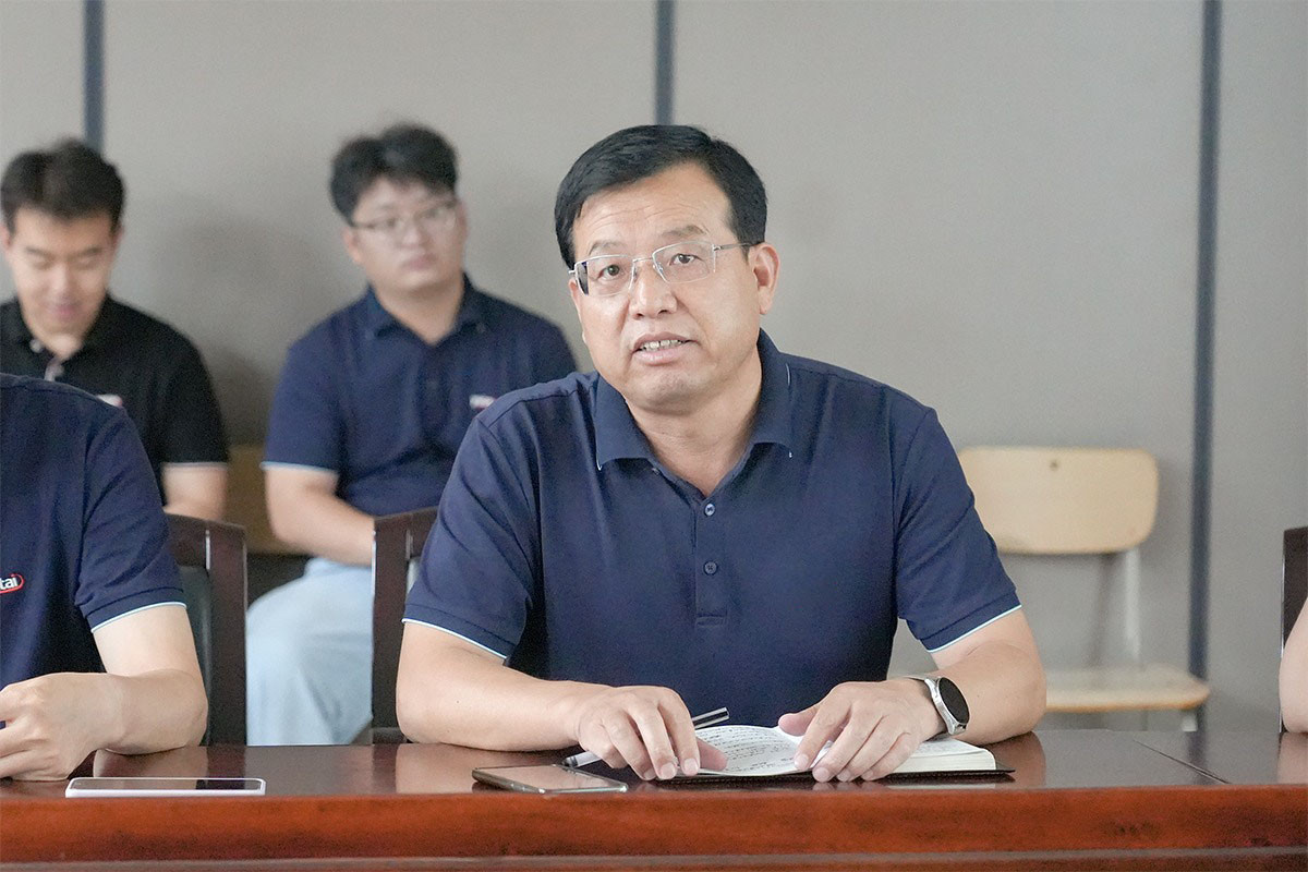 Chu Yanguo emphasizes school-enterprise cooperation and practical learning.