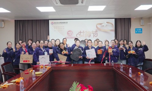 March brings warm spring sunshine, and women showcase their beauty. | Aurashu held a women's day symposium for female employees.