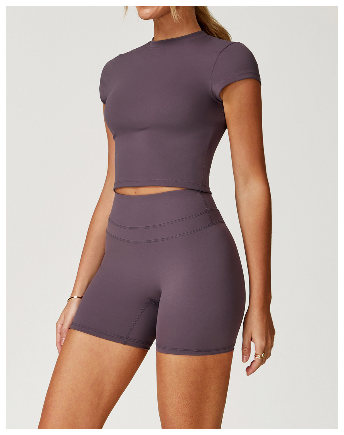 tight-fitting fitness T-shirt