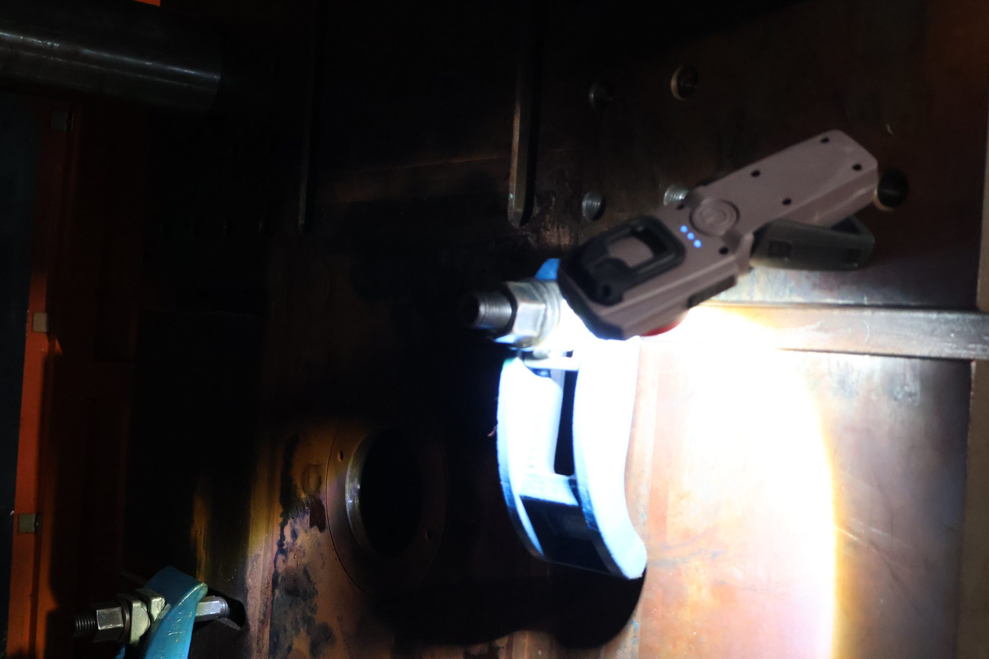 LED inspection light lighting in dark narrow