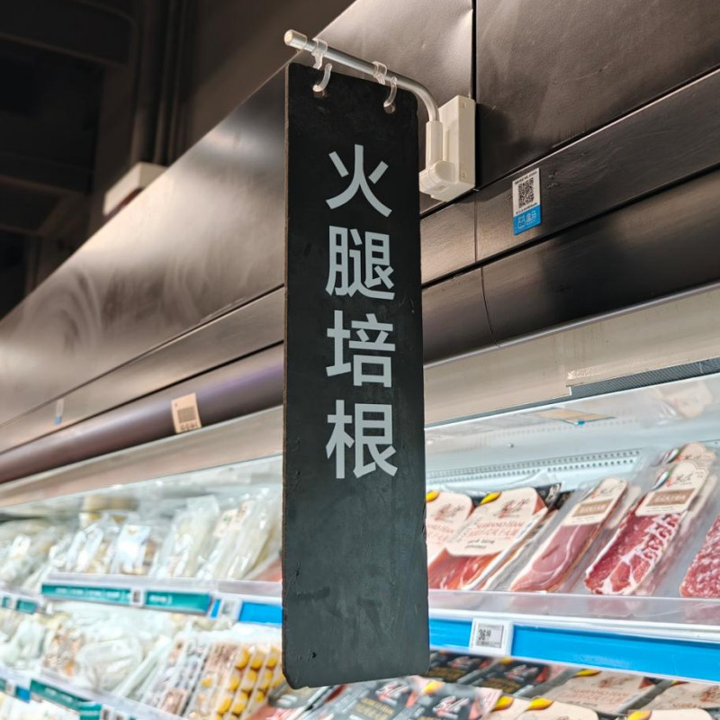 Magnetic Poster Holder Usage Scenario