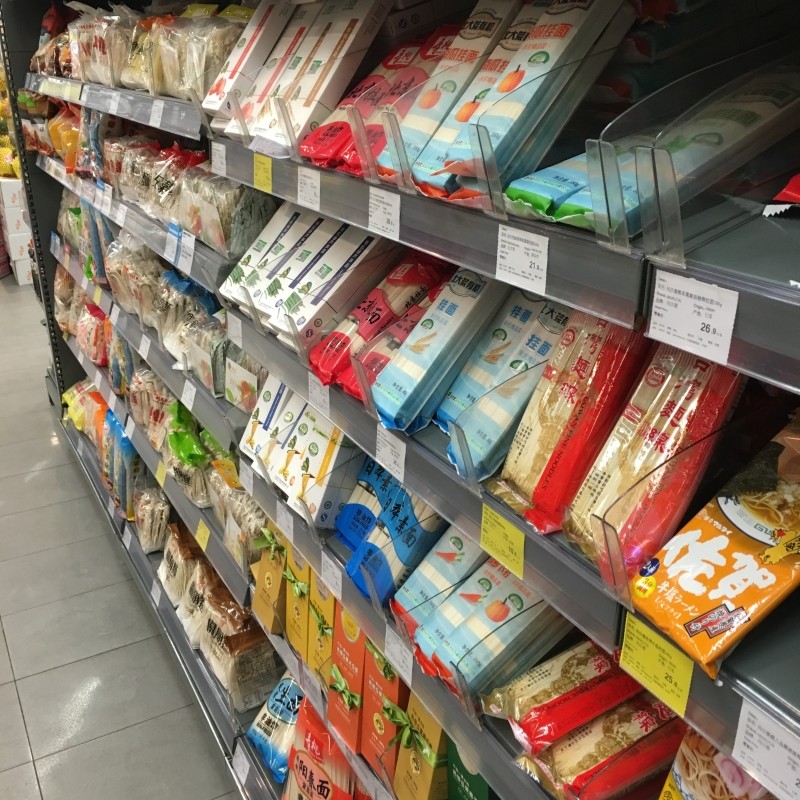 JL-31T Transparent Shelf Divider on Retail Shelf
