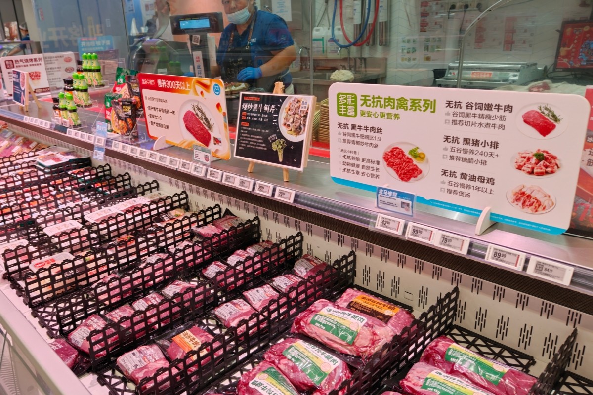 Metal Mesh Shelf Barriers — sturdy, corrosion-resistant metal mesh dividers that organize products on shelves while maintaining open visibility and airflow — ideal for high-turnover fresh and ambient sections.