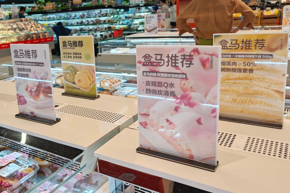 Acrylic Tabletop Sign Holders — crystal-clear L-shape sign holders that display promotional messages, membership QR codes, and service information at checkout counters, seafood service desks, and deli pickup points.