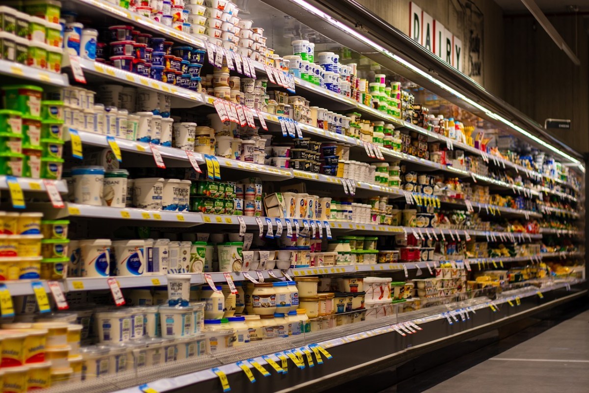 Chilled display shelves in a supermarket, the environment where clarity and flexibility of a label strip matter most