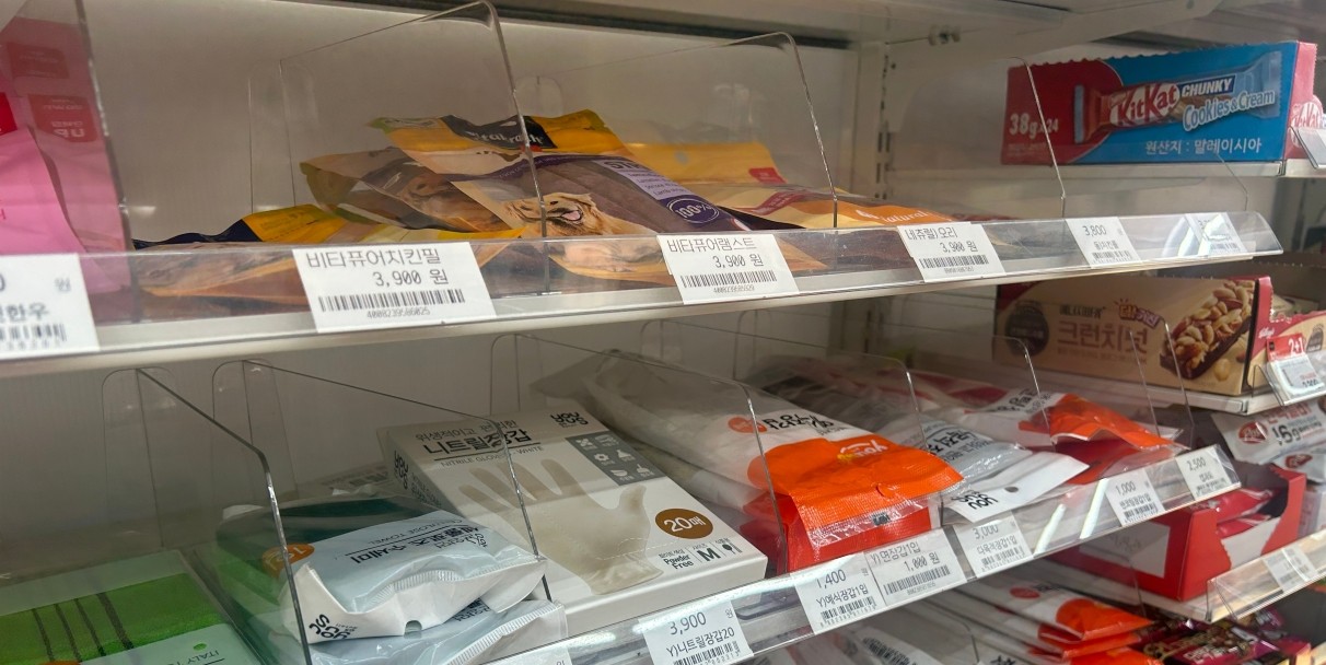 Neatly faced coffee shelf where dividers keep each product group in its own lane