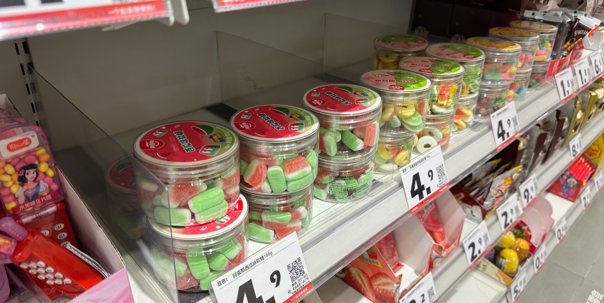 Cookie shelf with dense packaged snacks separated into clean product lanes