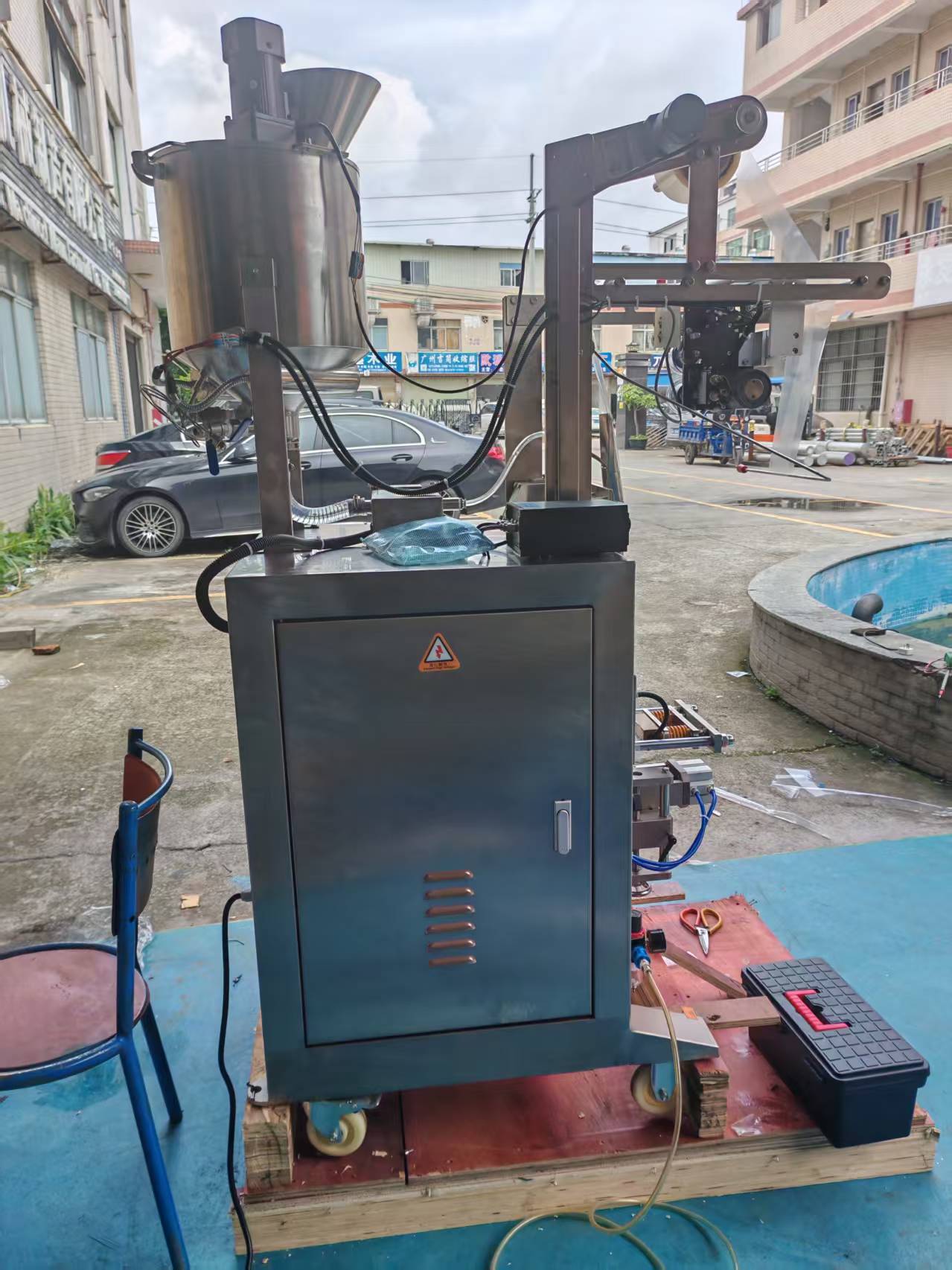 filling and sealing machine
