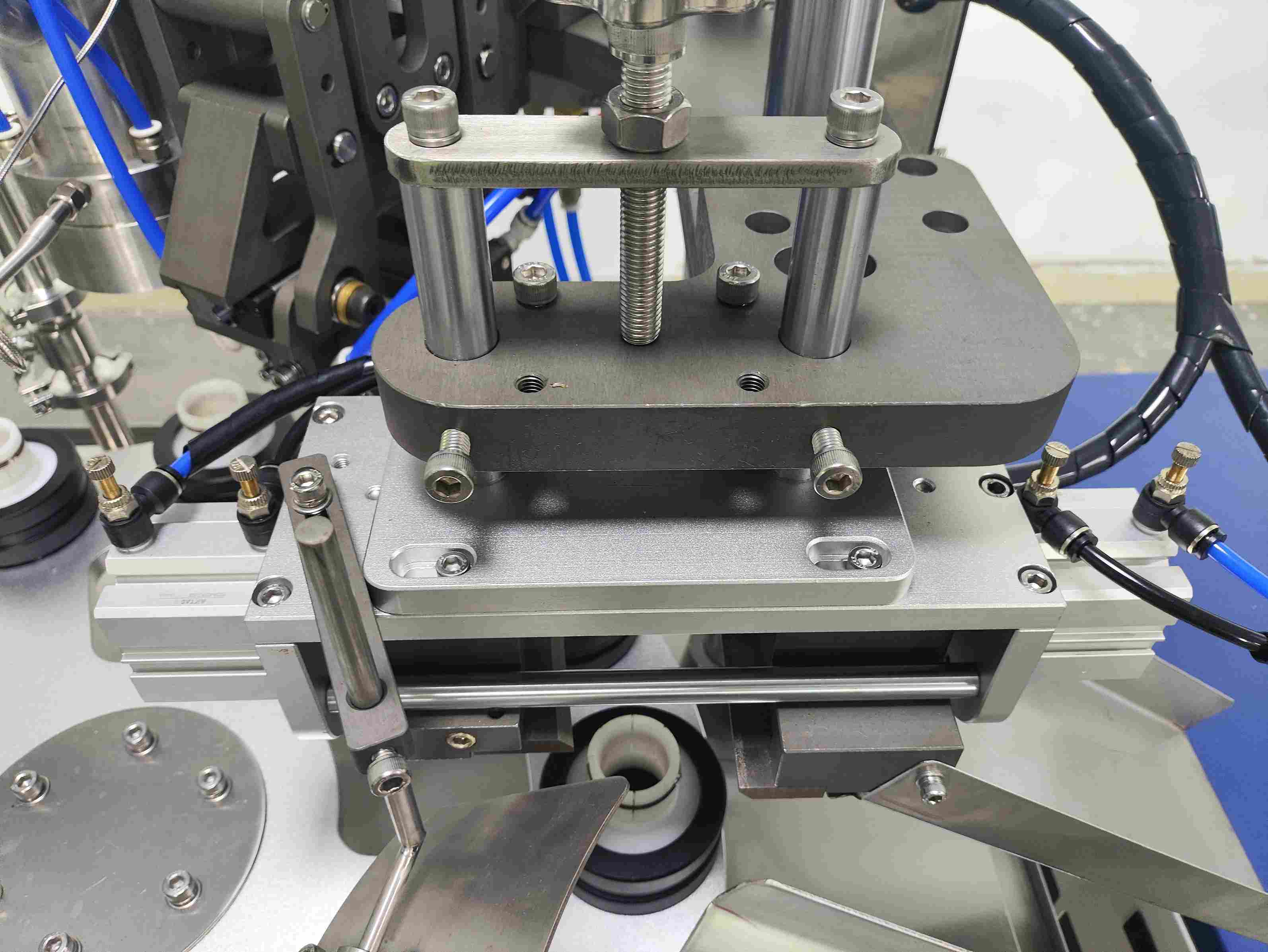 filling and sealing machine