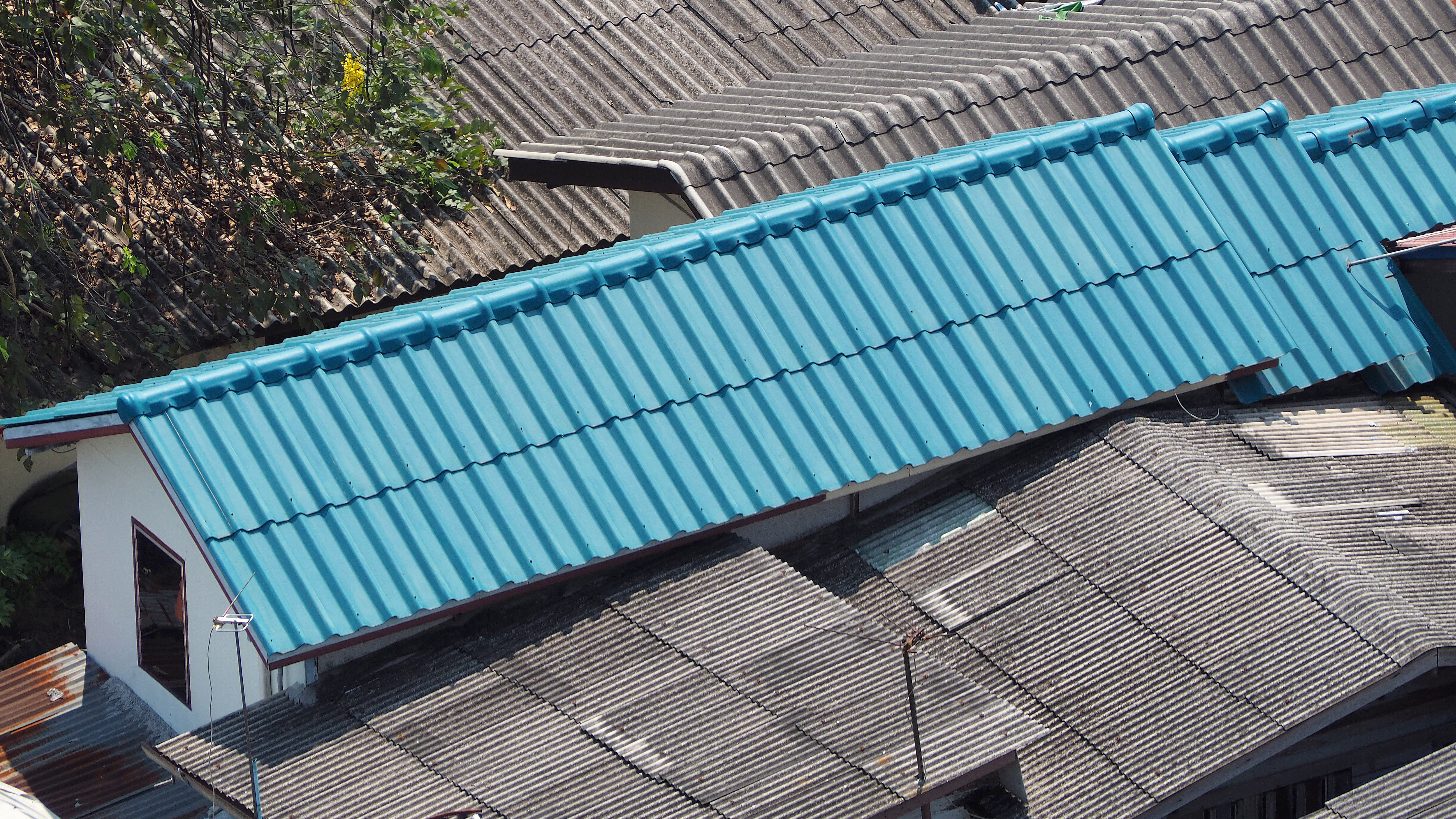 Why Acrylic Roof Coating is the Best Solution for Metal Roof Repair