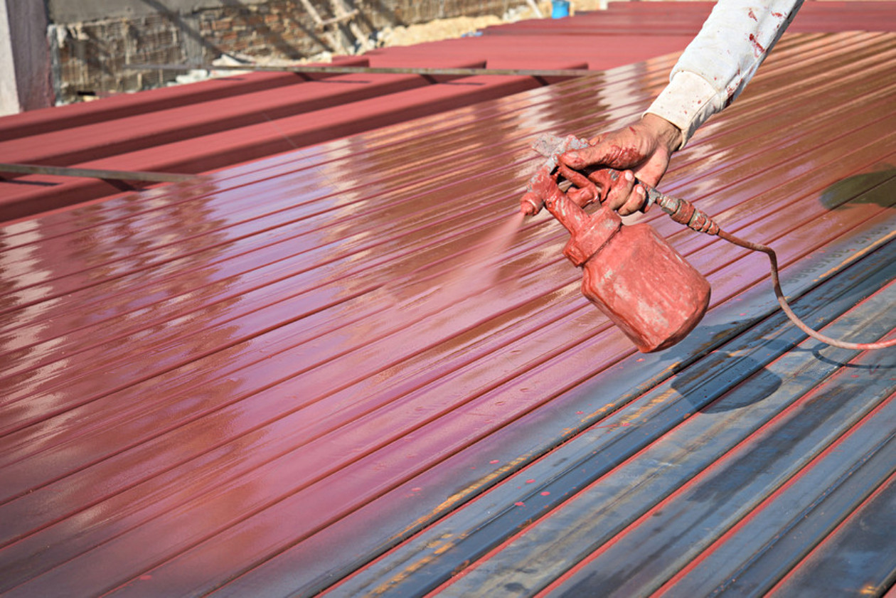 Water-Based Roof Coatings vs. Oil-Based – Which is Better for Steel Roofs?