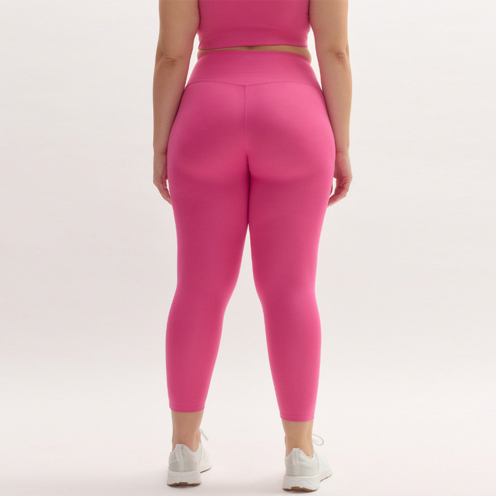 Back view demonstrating the high-density, squat-proof opacity of plus size activewear pants, engineered by a custom leggings supplier.