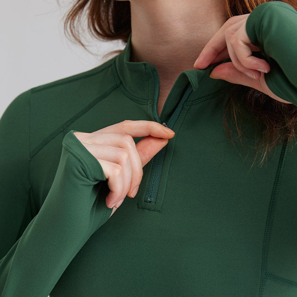 Closeup of the stand collar and smooth 1/4 zip with auto lock puller