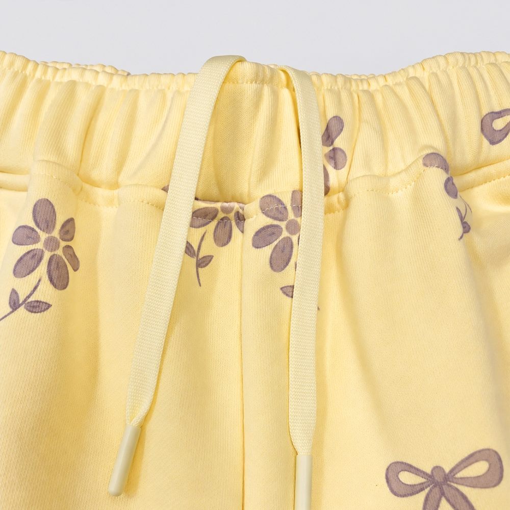 Elastic drawstring waist detail on printed shorts